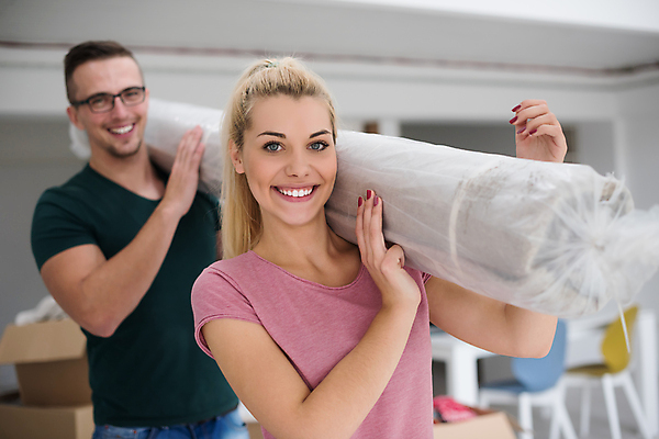 포토 JPG 해외이미지 응시 여자 남자 행복 들기 상반신 성인 두명 옆모습 상자 카펫 준비 이삿짐 성인만 해외포토 시선 감정 뷰포인트 모션 사람 이사 파일형식 이미지허브