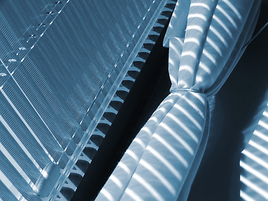 포토 JPG 해외이미지 벽 창문 아침 추상 아파트 주택 실내 사람없음 내부 가로 빛 사무실 햇빛 줄무늬 방 블라인드 커튼 보호 그늘 묘사 리빙 시각장애인 해외포토 주간 컨셉 무늬 비즈니스 건물 태양 장애인 파일형식 이미지허브