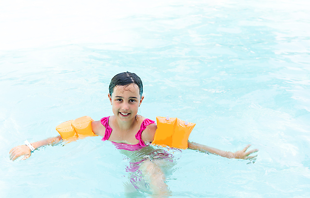 포토 JPG 해외이미지 응시 여자 수영복 행복 어린이 여행 팔벌리기 휴가 휴식 수영장 한명 상반신 옆모습 물 수영 소녀한명만 해외포토 자연요소 1 시선 옷 감정 뷰포인트 컨셉 모션 사람 수상스포츠 여자한명만 소녀만 파일형식 이미지허브