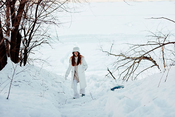 포토 JPG 해외이미지 주간 전신 나무 여자 겨울 한명 성인 야외 앞모습 걷기 눈 오르기 쌓인눈 성인여자한명만 눈덮임 해외포토 자연요소 식물 1 계절 뷰포인트 컨셉 모션 날씨 사람 여자한명만 성인여자만 파일형식 이미지허브