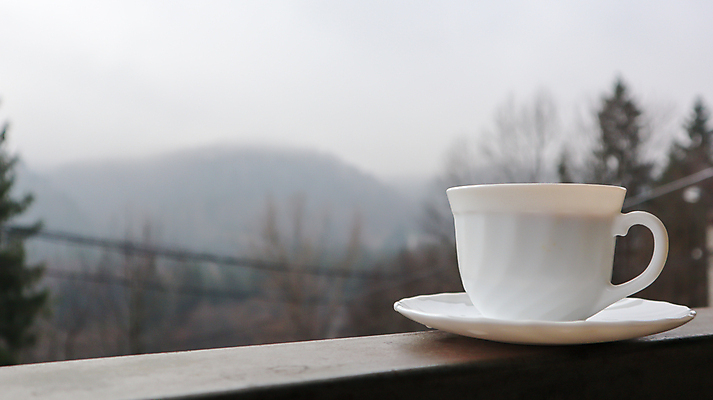 포토 JPG 해외이미지 1 라이프스타일 식기 커피 음료 음식 여행 백그라운드 창문 자연 아침 산 풍경 사람없음 야외 목재 컵 갈색 카페 머그컵 발코니 흰색 시골 신선 뜨거움 도자기 우아함 맛 아침식사 소프트포커스 숲 컵받침 언덕 오브젝트 아로마 장면 에스프레소 내추럴 백자 블러 취급주의 카페인 카피스페이스 해외포토 주간 나무 컬러 컨셉 재료 촬영기법 경고 생활 상점 식사 공백 받침대 생태계 파일형식 이미지허브