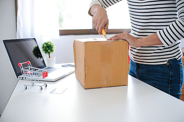 포토 JPG 해외이미지 라이프스타일 여자 행복 인터넷 회사 비즈니스 포장 사업가 성공 주택 사람 동양인 성인 사람없음 노트북 쇼핑 컴퓨터 상자 사무실 상점 업무 상품 작음 상인 고객 시작 패키지 질서 온라인 주인 짐싸기 판지 전자상거래 마케팅 매각 프리랜서 해외포토 직업 감정 컨셉 인종 건물 생활 전자제품 예절 작업 크기 파일형식 이미지허브