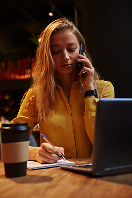포토 JPG 해외이미지 직업 라이프스타일 여자 음료 셔츠 비즈니스 사업가 통신 탁자 직장 한명 앉기 성인 컵 빨간색 노트북 스마트폰 핸드폰 스터디 컴퓨터 펜 식당 외침 카페 기록 업무 작업 비즈니스우먼 부름 온라인 의사소통 프리랜서 해외포토 1 식기 컬러 가구 상의 회사 모션 사람 생활 전자제품 스마트기기 학습 필기구 상점 소리 직장인 파일형식 이미지허브