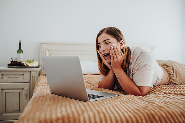 포토 JPG 해외이미지 백인 여자 인터넷 과일 호텔 아파트 쟁반 한명 노트북 컴퓨터 금발 와인 공책 방 흰색 침대 업무 종업원 와이파이 부름 멀리 온라인 동영상 프리랜서 해외포토 서양인 직업 1 헤어스타일 컬러 가구 모션 숙소 문구용품 주택 주류 사람 전자제품 작업 무선인터넷 파일형식 이미지허브
