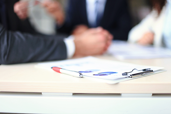 포토 JPG 해외이미지 손 여자 남자 비즈니스 탁자 실내 앉기 여러명 상반신 성인 아웃포커스 신체부위 펜 문서 서류판 세미나 성인만 해외포토 가구 다수 모션 촬영기법 사람 내부 필기구 사무용품 파일형식 이미지허브