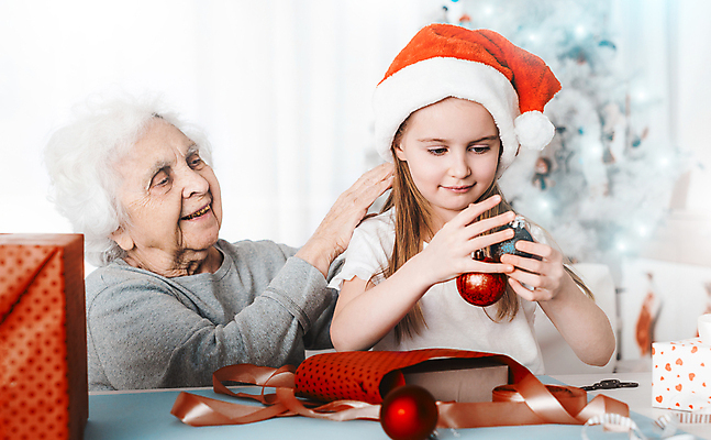 포토 JPG 해외이미지 손 여자 행복 종이 할머니 어린이 크리스마스 겨울 산타모자 가족 휴가 손녀 새해 주택 함께함 실내 선물 두명 장식 선물상자 보라색 덮개 축하 잡기 준비 세대 짐싸기 도우미 핸드메이드 해외포토 모자_잡화 계절 기념일 노년 감정 컬러 컨셉 관계 모션 사람 내부 건물 신체부위 상자 뚜껑 손주 파일형식 이미지허브