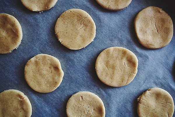 포토 JPG 해외이미지 모양 종이 음식 백그라운드 재료 탁자 휴가 디저트 요리 사람없음 갈색 쿠키 케이크 주방 빵집 시골 달콤 정크푸드 상품 정상 굽기 준비 날것 반죽 만들기 아로마 시나몬 커터 페스츄리 핸드메이드 많음 맛있는 해외포토 빵 컬러 가구 컨셉 모션 상점 맛 구이 파일형식 이미지허브