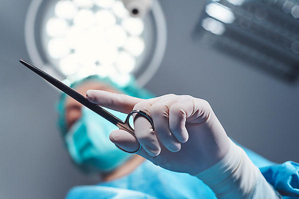 포토 JPG 해외이미지 직업 모자 여자 유니폼 조명 직장 실내 병원 가면 한명 치료 가로 파란색 약 장비 간호사 의사 기구 공구 램프 업무 수술 소프트포커스 동료 서비스 외과 위생관리 살균 성인여자만 카피스페이스 해외포토 1 잡화 옷 컬러 회사 의학 관계 촬영기법 관리 사람 내부 공백 의료진 도구 작업 여자만 성인만 파일형식 이미지허브