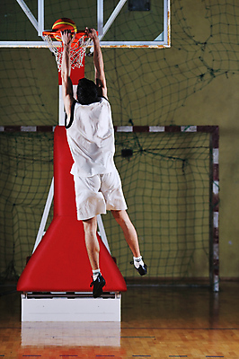 포토 JPG 해외이미지 남자 스포츠 농구 실내 매달리기 한명 성인 뒷모습 점프 잡기 슛 농구대 성인남자한명만 해외포토 1 뷰포인트 모션 사람 내부 구기 골대 남자한명만 성인남자만 파일형식 이미지허브