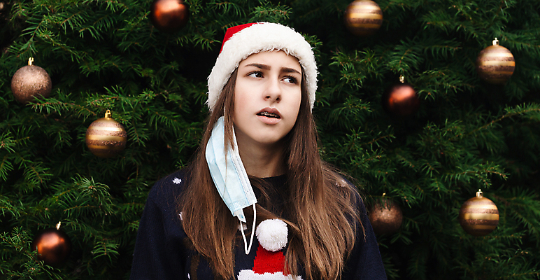 포토 JPG 해외이미지 나무 백인 라이프스타일 계절 여자 행복 얼굴 백그라운드 컨셉 크리스마스 겨울 휴가 새로움 새해 주택 건강 가면 한명 사람 성인 장식 가로 빨간색 산타클로스 흰색 축하 호흡기관 바이러스 보호 질병 12월 연도 고립 전염병 해외포토 서양인 식물 1 기념일 감정 컬러 의학 건물 생활 신체부위 장기_의학 날짜 파일형식 이미지허브