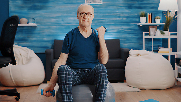 포토 JPG 해외이미지 응시 노년 남자 거실 건강 한명 들기 앉기 상반신 앞모습 운동복 운동 아령 짐볼 노인남자한명만 해외포토 1 시선 옷 뷰포인트 모션 사람 성인 남자한명만 노인남자만 파일형식 이미지허브