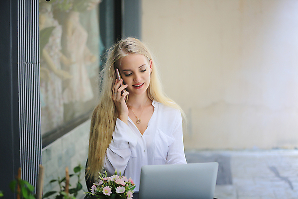 포토 JPG 해외이미지 직업 라이프스타일 여자 행복 인터넷 비즈니스 통신 탁자 모바일 노동자 주택 세포 실내 말하기 대화 한명 사람 앉기 노트북 스마트폰 핸드폰 컴퓨터 사무실 디지털 공책 업무 작업 비즈니스우먼 전화기 스마트 부름 온라인 채팅 프리랜서 해외포토 1 감정 가구 컨셉 모션 문구용품 내부 건물 생활 전자제품 스마트기기 직장인 파일형식 이미지허브
