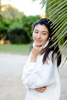 포토 JPG 해외이미지 나무 식물 모델 1 학생 응시 옷 공원 여자 행복 감정 포즈 자연 한명 사람 동양인 성인 야외 초록색 뷰티 유행 일본 중국 흰색 표현 우아함 닫기 내추럴 스타일 해외포토 시선 공공시설 아시아 컬러 컨셉 모션 인종 생태계 파일형식 이미지허브