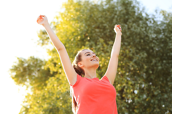 포토 JPG 해외이미지 주간 여자 한명 상반신 성인 야외 활발 만세 성인여자한명만 해외포토 자연요소 1 컨셉 모션 사람 여자한명만 성인여자만 파일형식 이미지허브