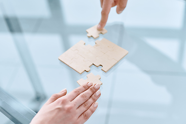 포토 JPG 해외이미지 손 컨셉 회사 비즈니스 창문 유리 탁자 성공 아이디어 사람 사람없음 사무실 게임 흰색 잡기 업무 비즈니스맨 퍼즐 계획 연결 책상 동료 시스템 커뮤니티 문제 문제풀이 해결 개발 고용 복잡 엘리먼트 헬프 카피스페이스 콜라보레이션 브레인스토밍 해외포토 남자 컬러 가구 관계 모션 재질 놀이 신체부위 공백 구직 작업 도움 직장인 채용 파일형식 이미지허브