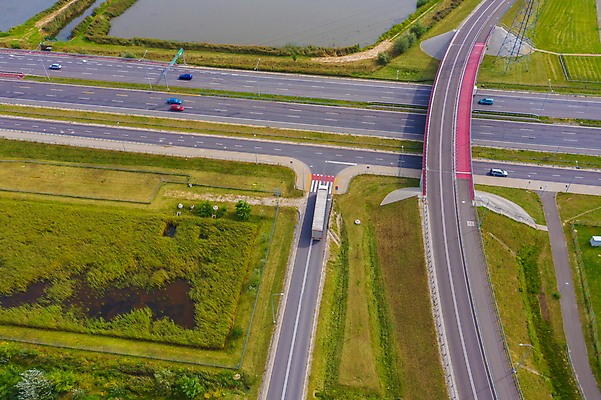 포토 JPG 해외이미지 산업 도로 여행 밭 농업 비즈니스 교통시설 자동차 자연 안테나 사람없음 야외 초록색 맑음 운전 트럭 화물 시골 고속도로 정상 교차로 상업 짐차 무거움 트레일러 물류 모터 드론 자동 해외포토 길 육상교통 컬러 교통 통신 모션 날씨 운송업 무게 시설 생태계 파일형식 이미지허브