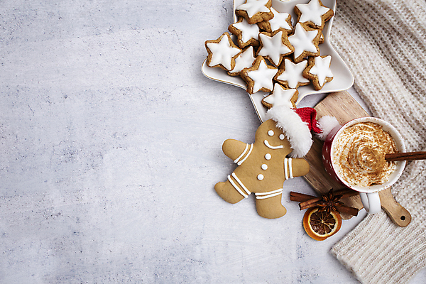 포토 JPG 해외이미지 크리스마스 회색배경 크리스마스용품 실내 사람없음 하이앵글 쿠키 코코아 건과일 진저맨 진저쿠키 카피스페이스 해외포토 기념일 음료 뷰포인트 백그라운드 과일 디저트 건조 내부 공백 회색 용품 파일형식 이미지허브