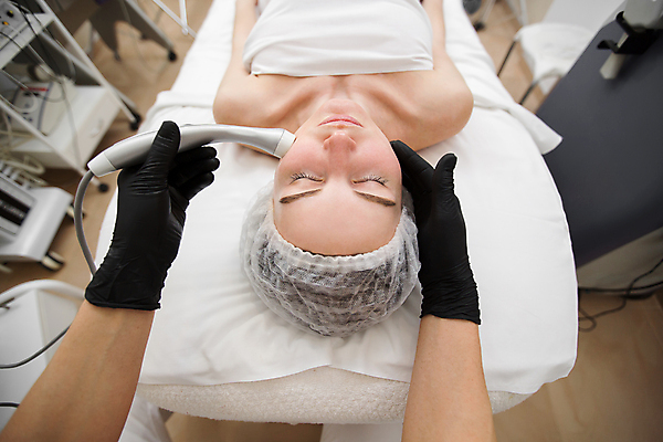 포토 JPG 해외이미지 외관 여자 얼굴 건강 병원 성인 두명 치료 뷰티 약 상점 스파 화장품 주름 씻기 미용사 피부 피부관리 주사약 테라피 여드름 순서 삭제 돌봄 현재 흉터 노화 해외포토 직업 컨셉 의학 모션 사람 신체부위 청결 상처 파일형식 이미지허브