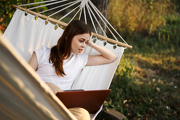 포토 JPG 해외이미지 주간 여자 여유 휴가 휴식 한명 상반신 성인 야외 앞모습 노트북 눕기 기댐 해먹 성인여자한명만 내려보기 해외포토 자연요소 1 감정 뷰포인트 컨셉 모션 사람 전자제품 침대 여자한명만 성인여자만 파일형식 이미지허브