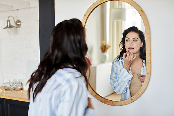 포토 JPG 해외이미지 긴머리 외관 여자 얼굴 아침 주택 갈색머리 실내 한명 일상 가로 뷰티 반사 화장품 거울 립스틱 대접 상품 매끈함 소중 입술 준비 부드러움 스킨케어 몸단장 순서 완벽 해외포토 주간 1 헤어스타일 컨셉 사람 내부 건물 라이프 신체부위 감각 파일형식 이미지허브