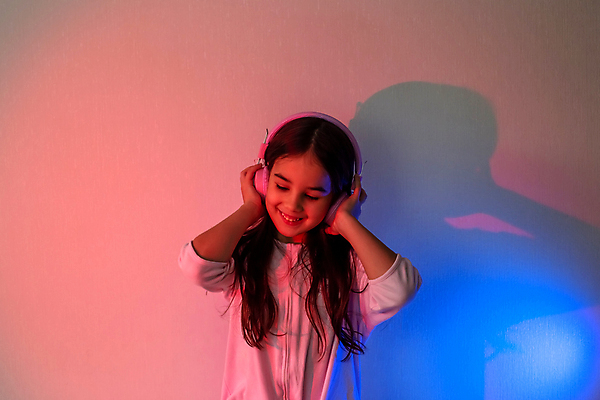 포토 JPG 해외이미지 모델 라이프스타일 교육 행복 감정 얼굴 어린이 음악 벽 분홍색 모션 휴가 갈색머리 한명 사람 파란색 보라색 헤드폰 놀람 유치원 기쁨 자유 표현 보호 작음 호기심 네온 오디오 충격 카피스페이스 해외포토 1 헤어스타일 컬러 음향기기 컨셉 문화예술 표정 생활 신체부위 전자제품 공백 크기 파일형식 이미지허브