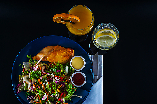 포토 JPG 해외이미지 음식 포크 채소 방울토마토 검은배경 양파 오이 건강 육류 요리 사람없음 식당 식사 저녁식사 치킨 당근 튀김 신선 바 칼 맛 오렌지주스 상추 케첩 준비 냅킨 소금 후추 점심식사 깊이 맛있는 해외포토 식기 백그라운드 컨셉 토마토 식재료 뿌리채소 상점 검은색 소스_음식 과일주스 향신료 닭고기요리 파일형식 이미지허브