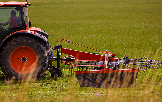 포토 JPG 해외이미지 주간 한명 사람 야외 시골 소프트포커스 트랙터 해외포토 자연요소 1 촬영기법 농기계 특수차량 파일형식 이미지허브