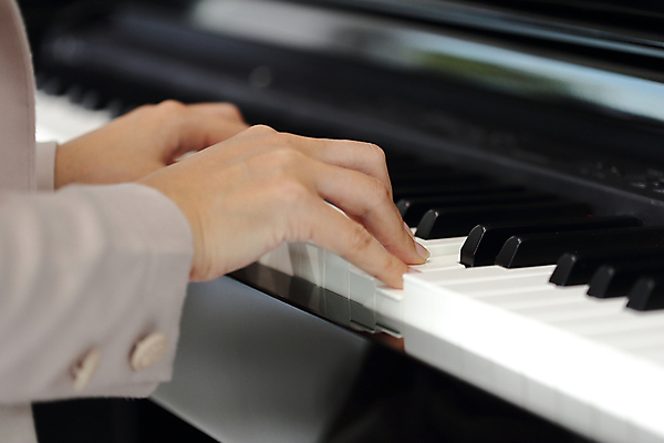 포토 JPG 해외이미지 손 여자 음악 노래 손가락 놀이 열쇠 관리 미술 사람 정장 성인 사람없음 검은색 쪽지 소리 콘서트 음악가 흰색 기구 키보드 피아노 클래식 닫기 예술가 재즈 멜로디 뮤지컬 플레이어 해외포토 직업 옷 컬러 컨셉 모션 문화예술 신체부위 공연 건반악기 파일형식 이미지허브