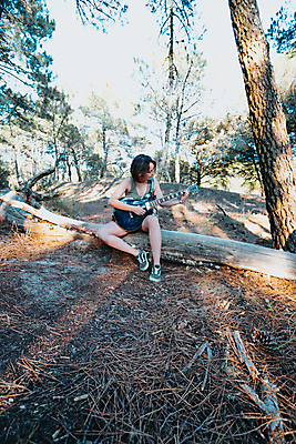 포토 JPG 해외이미지 나무 백인 라이프스타일 공원 여자 교육 행복 줄 음악 백그라운드 노래 자연 놀이 사람 취미 10대 세명 학습 뷰티 우주 화목 소리 기쁨 음악가 가수 자유 수확 기구 기타 기타리스트 멜로디 뮤지컬 플레이어 힙스터 해외포토 서양인 식물 직업 공공시설 패션 감정 컨셉 농업 청소년 현악기 문화예술 생활 연주자 생태계 파일형식 이미지허브