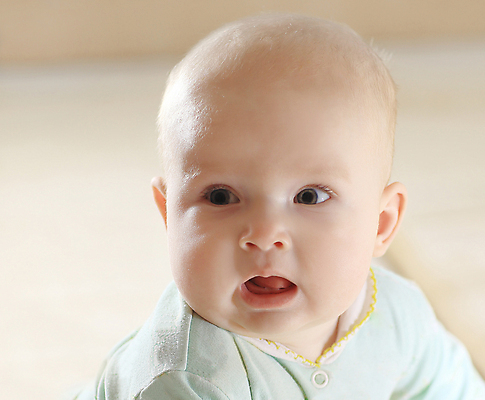 포토 JPG 해외이미지 응시 실내 입벌림 한명 상반신 앞모습 아웃포커스 귀여움 아기 신생아 해외포토 1 시선 뷰포인트 컨셉 촬영기법 표정 사람 내부 파일형식 이미지허브