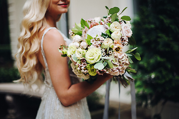 포토 JPG 해외이미지 백인 1 긴머리 외관 여자 꽃 행복 웨딩드레스 결혼 꽃무늬 결혼식 한명 미소 사람 야외 초록색 금발 뷰티 낭만 축하 아내 우아함 약혼 스타일 내려보기 해외포토 서양인 식물 헤어스타일 드레스 감정 컬러 컨셉 무늬 모션 표정 이벤트 약속 파일형식 이미지허브