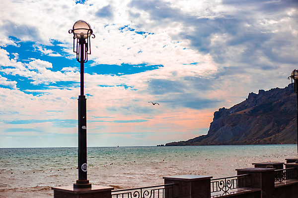 포토 JPG 해외이미지 바다 여행 가로등 건축양식 자연 하늘 휴가 휴식 산 해변 사람없음 야외 물 파란색 산책로 등불 도시 휴양지 수평선 해외포토 자연요소 공공시설 건축 길 컬러 컨셉 조명 장소 생태계 파일형식 이미지허브