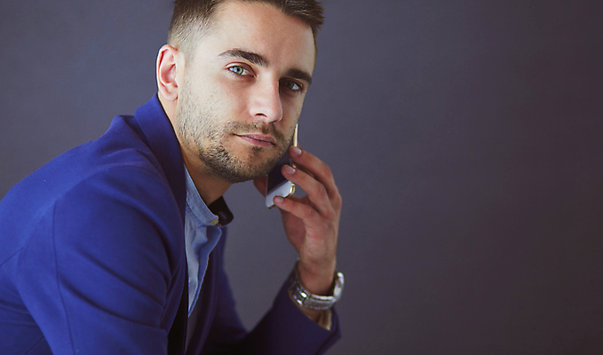 포토 JPG 해외이미지 백인 1 손 응시 남자 안경 얼굴 백그라운드 의자 비즈니스 사업가 한명 사람 앉기 세로 흰색 청바지 비즈니스맨 떨어짐 자르기 스웨터 가득함 명상 고민 싱글 치수 길이 해결 고립 배려 혼자 몽환 해외포토 서양인 직업 시선 잡화 감정 컬러 가구 컨셉 상의 바지 모션 신체부위 직장인 파일형식 이미지허브