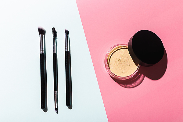 포토 JPG 해외이미지 분홍색 백그라운드 사람없음 뷰티 화장품 뚜껑 화려 가루 메이크업브러쉬 해외포토 컬러 컨셉 붓 파일형식 이미지허브