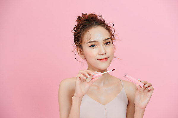 포토 JPG 해외이미지 응시 여자 분홍색 갈색머리 실내 한명 들기 동양인 상반신 성인 앞모습 화장 뷰티 마스카라 성인여자한명만 해외포토 1 헤어스타일 시선 뷰포인트 컬러 모션 사람 인종 내부 화장품 여자한명만 성인여자만 파일형식 이미지허브