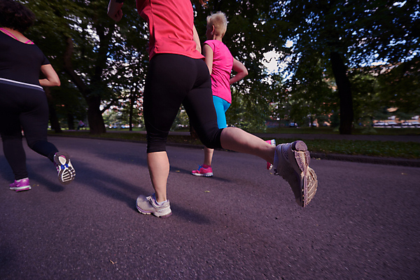 포토 JPG 해외이미지 주간 전신 나무 여자 도로 함께함 성인 야외 옆모습 뒷모습 세명 달리기 조깅 하반신 마라톤 달리기선수 성인여자만 해외포토 자연요소 식물 길 뷰포인트 컨셉 교통시설 모션 사람 경기 운동 육상스포츠 육상선수 여자만 성인만 파일형식 이미지허브