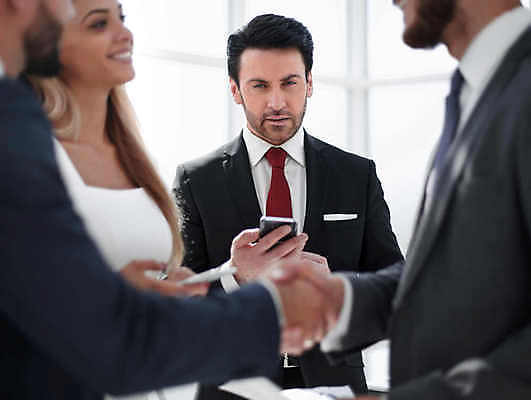 포토 JPG 해외이미지 응시 여자 남자 비즈니스 협력 악수 실내 협상 들기 여러명 상반신 성인 앞모습 옆모습 비즈니스맨 비즈니스우먼 소프트포커스 성인만 해외포토 시선 뷰포인트 다수 모션 촬영기법 사람 손짓 내부 직장인 파일형식 이미지허브