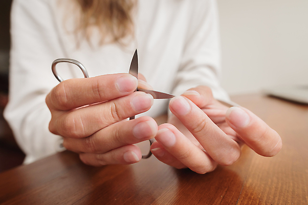 포토 JPG 해외이미지 손 여자 한명 앉기 상반신 성인 뷰티 손톱관리 손톱 피부 성인여자한명만 해외포토 1 모션 사람 신체부위 네일아트 여자한명만 성인여자만 파일형식 이미지허브