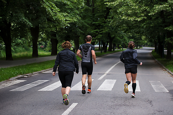 포토 JPG 해외이미지 주간 전신 나무 여자 노년 남자 도로 함께함 성인 야외 뒷모습 세명 달리기 조깅 마라톤 달리기선수 해외포토 자연요소 식물 길 뷰포인트 컨셉 교통시설 모션 사람 경기 운동 육상스포츠 육상선수 파일형식 이미지허브