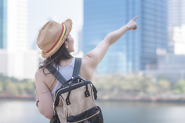 포토 JPG 해외이미지 백인 라이프스타일 여자 행복 유럽 아시아 여행 백그라운드 지도 배낭 휴가 휴식 거리 항해 한명 미소 사람 동양인 성인 야외 여름 유행 여행객 카메라 일본 중국 도시 주말 두바이 백패커 힙스터 해외포토 서양인 1 계절 패션 감정 나라 컨셉 배_교통 가방 표정 인종 생활 전자제품 아랍에미리트 파일형식 이미지허브