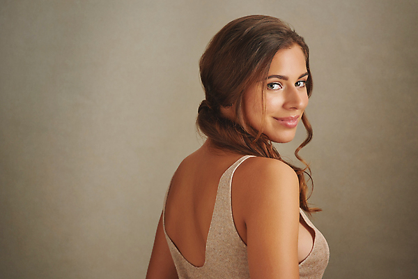 포토 JPG 해외이미지 모델 응시 여자 백그라운드 한명 상반신 성인 뒷모습 뷰티 머리카락 우아함 피부 성인여자한명만 카피스페이스 해외포토 1 시선 뷰포인트 컨셉 사람 신체부위 머리 공백 여자한명만 성인여자만 파일형식 이미지허브