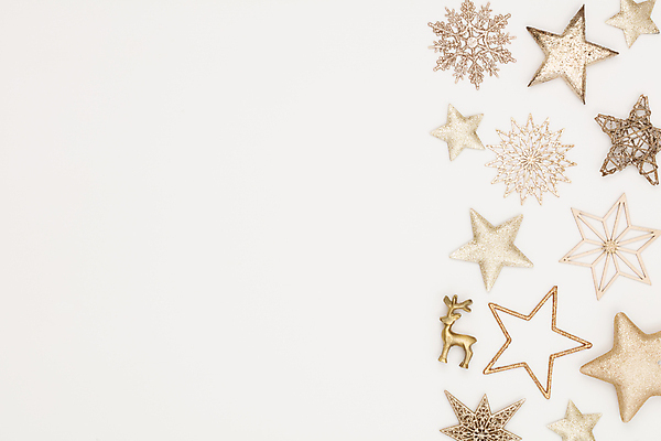 포토 JPG 해외이미지 별 크리스마스장식 겨울 눈꽃 실내 사람없음 하이앵글 루돌프 금색 눈송이 오브젝트 흰배경 눈꽃무늬 별모형 사슴모양 카피스페이스 해외포토 자연요소 모양 계절 뷰포인트 컬러 백그라운드 크리스마스 무늬 사슴 눈_날씨 내부 모형 공백 흰색 파일형식 이미지허브