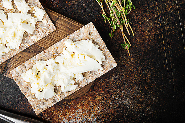 포토 JPG 해외이미지 치즈 실내 사람없음 하이앵글 크래커 애피타이저 허브 페타치즈 나무배경 호밀크래커 해외포토 식물 음식 뷰포인트 백그라운드 유제품 내부 쿠키 파일형식 이미지허브