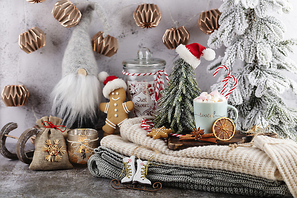 포토 JPG 해외이미지 크리스마스 산타모자 크리스마스용품 실내 사람없음 스케이트 주머니 니트 향초 코코아 미니트리 진저맨 진저쿠키 해외포토 모자_잡화 기념일 음료 스포츠용품 상의 초 내부 크리스마스트리 쿠키 용품 파일형식 이미지허브