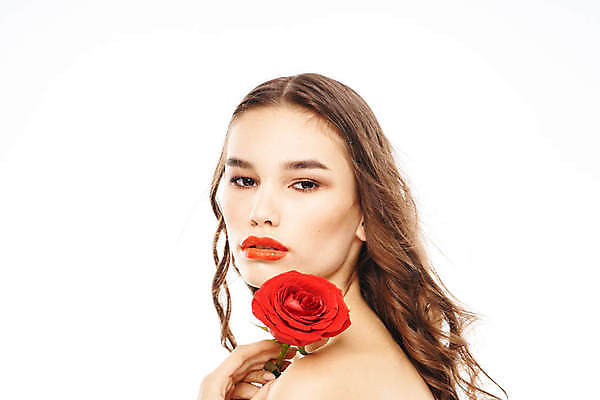 포토 JPG 해외이미지 백인 응시 여자 포즈 한명 들기 상반신 성인 옆모습 화장 뷰티 장미 성인여자한명만 해외포토 서양인 1 시선 꽃 뷰포인트 모션 사람 여자한명만 성인여자만 파일형식 이미지허브