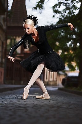 포토 JPG 해외이미지 전신 여자 예술 팔벌리기 거리 한명 성인 앞모습 어둠 우아함 유연 발레리나 역동적 발레복 발레동작 단아함 성인여자한명만 해외포토 1 옷 뷰포인트 포즈 컨셉 모션 사람 발레 여자한명만 성인여자만 파일형식 이미지허브