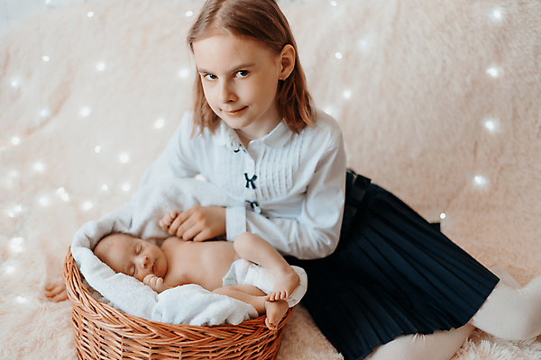 포토 JPG 해외이미지 전신 응시 여자 어린이 실내 앉기 상반신 두명 눕기 바구니 아기 자매 여동생 언니 돌봄 여자만 해외포토 시선 가족 모션 사람 내부 동생 파일형식 이미지허브