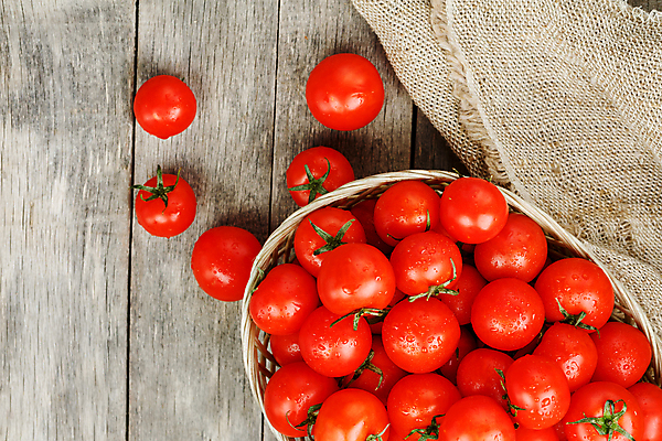포토 JPG 해외이미지 토마토 방울토마토 실내 사람없음 하이앵글 바구니 삼베 가득함 담기 나무배경 해외포토 뷰포인트 백그라운드 채소 모션 내부 파일형식 천_직물 이미지허브
