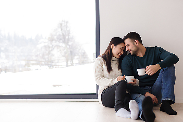 포토 JPG 해외이미지 전신 서양인 커플 여자 남자 창문 티타임 휴식 함께함 실내 들기 앉기 동양인 성인 두명 앞모습 화목 이마맞대기 성인만 머리맞대기 안락 해외포토 외국인 뷰포인트 컨셉 관계 모션 사람 인종 내부 얼굴맞대기 파일형식 이미지허브