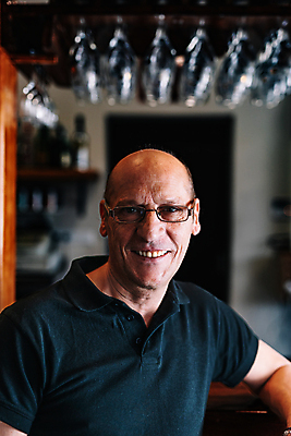 포토 JPG 해외이미지 백인 직업 응시 남자 안경 유니폼 비즈니스 사업가 노동자 기술 실내 한명 서기 미소 사람 옆모습 세로 햇빛 카메라 식당 바 비즈니스맨 체험 종업원 웨이터 계산대 집중 서비스 클럽 경영자 대머리 소매 주인 중소기업 해외포토 서양인 1 헤어스타일 시선 잡화 옷 뷰포인트 컨셉 회사 모션 표정 내부 전자제품 태양 상점 직장인 리더 파일형식 이미지허브